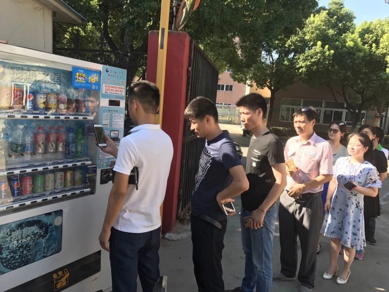 自動售貨機(jī)多少錢一臺,自動售貨機(jī)哪家好,自動售貨機(jī),自動販賣機(jī),自動售貨機(jī)運(yùn)營,富宏自動售貨機(jī),自動售貨機(jī)廠家,無人售貨機(jī),富宏智能,廣州自動售貨機(jī),全自動售貨機(jī)